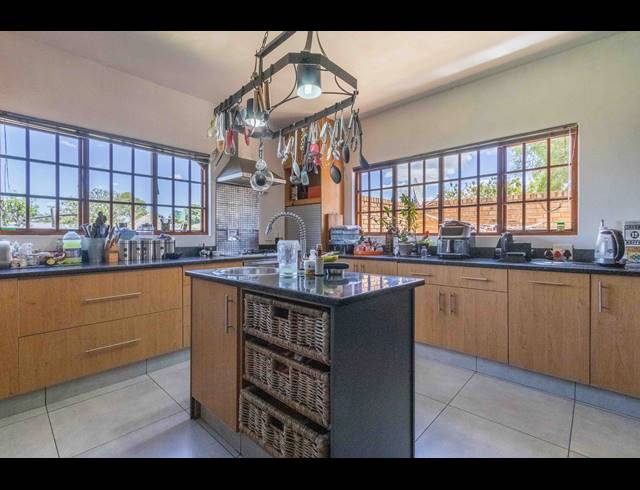 8 BEDROOM BED & BREAKFAST FOR SALE IN MOOILANDE